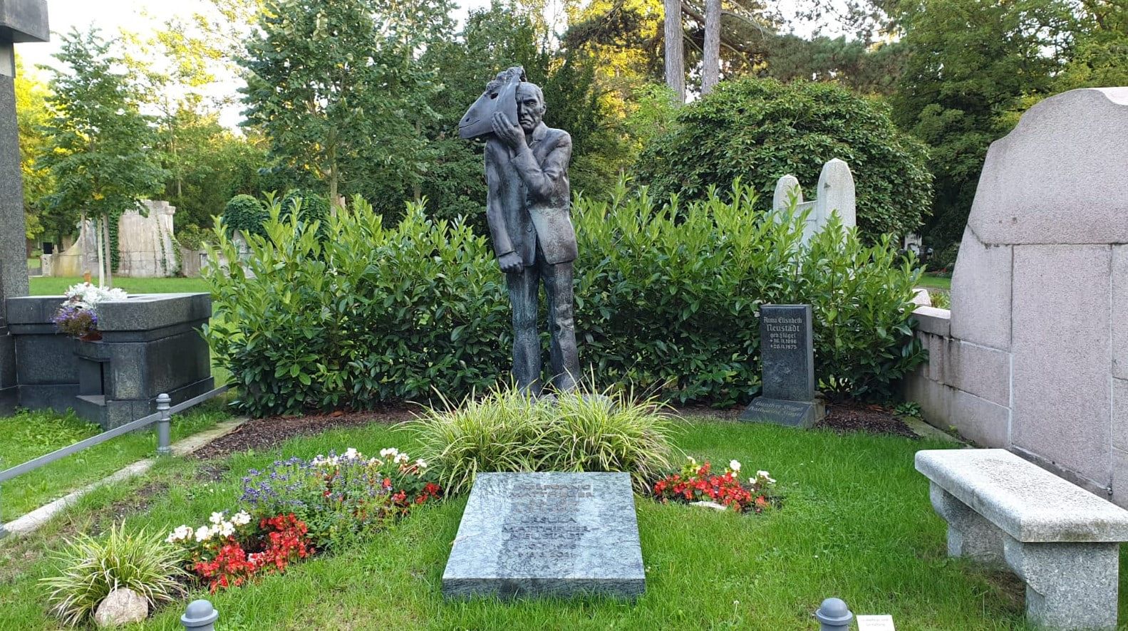 Grabstätte von Wolfgang Mattheuer auf Südfriedhof Leipzig